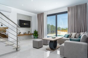 Smart TV, fireplace