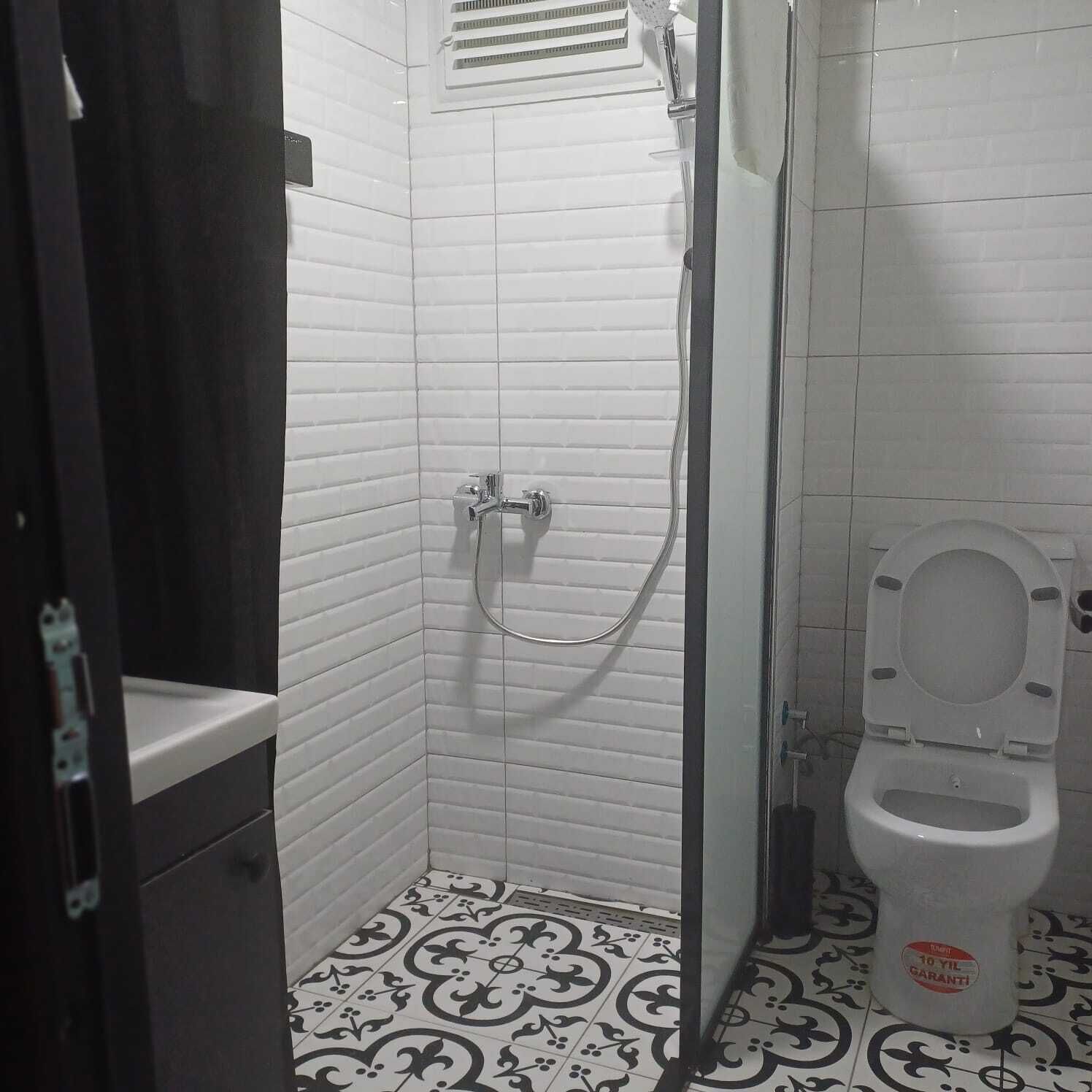 Shower, pengering rambut, handuk, dan sabun