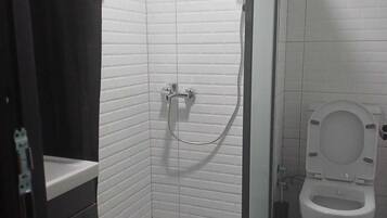 Shower, pengering rambut, handuk, dan sabun