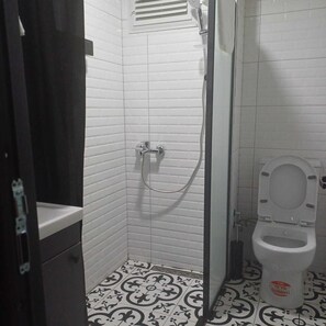 Ducha, secador de pelo, toallas y jabón