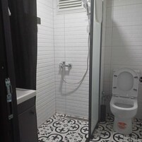 Ducha, secador de pelo, toallas, jabón