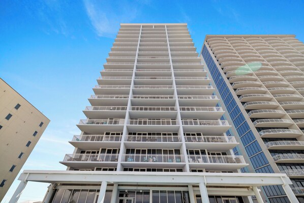 Un edificio de gran altura con múltiples balcones y un diseño arquitectónico moderno.