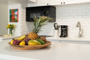 Refrigerador, microondas, horno y cafetera y tetera