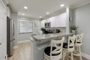 Réfrigérateur, four à micro-ondes, un four, surface de cuisson