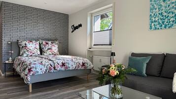 Een strijkplank/strijkijzer, wifi, beddengoed