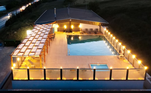 Una piscina al aire libre, cabañas de piscina gratuitas, sombrillas