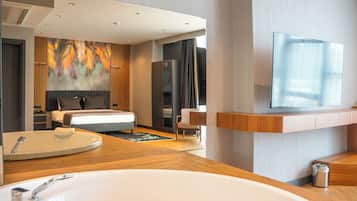 Superior Jacuzzi | Minibar, caja de seguridad en la habitación y escritorio