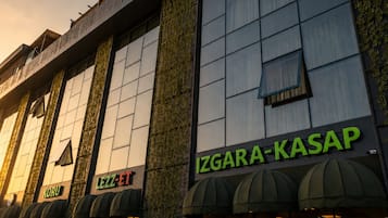 Un edificio con un letrero que indica 'IZGARA-KASAP' y 'KORU' en la fachada.