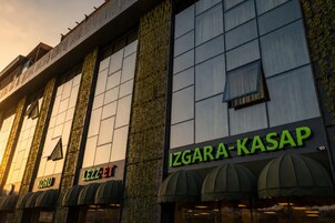 Un edificio con un letrero que indica 'IZGARA-KASAP' y 'KORU' en la fachada.