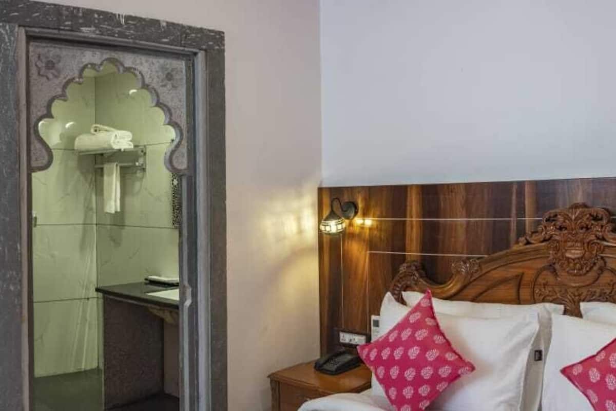 Habitación Royal doble | Escritorio y espacio para trabajar con un portátil