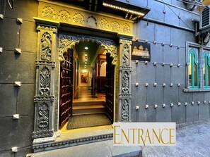 Une entrée richement décorée, sur laquelle on peut lire l’inscription « Aaj Havell ».