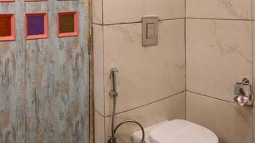 Royal Double Room | Bathroom | Shower, free toiletries, hair dryer, towels