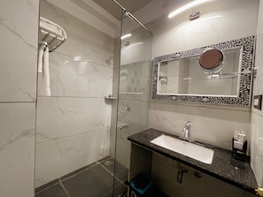 Presidential Studio Suite, 1 King Bed | Bathroom | Shower, free toiletries, hair dryer, towels - Aaj Haveli - A Luxury Boutique Hotel (Udaipur)