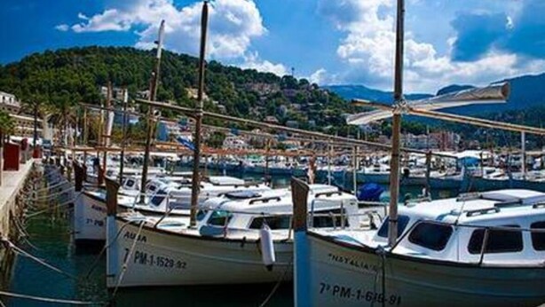 A marina with several boats docked, surrounded by a hilly landscape. - Apartment Bougainvillea,  a beautiful apartment just a few steps from the beach. (Port de Sóller)