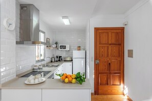 Geladeira, micro-ondas, fogão, lava-louças