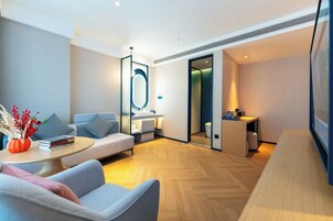 高级双床房, 城市景观 | Select Comfort 床、办公桌、笔记本电脑工作区、遮光窗帘