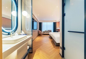 高级双床房, 城市景观 | Select Comfort 床、办公桌、笔记本电脑工作区、遮光窗帘