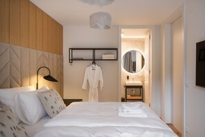 4 bedrooms, travel cot, WiFi, bed sheets