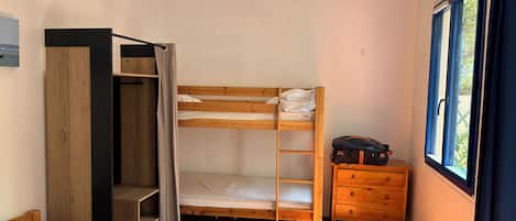4 slaapkamers, een strijkplank/strijkijzer, wifi
