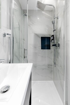Deluxe Tek Büyük Yataklı Oda, Banyolu/Duşlu | Banyo | Duş, saç kurutma makinesi, havlu 