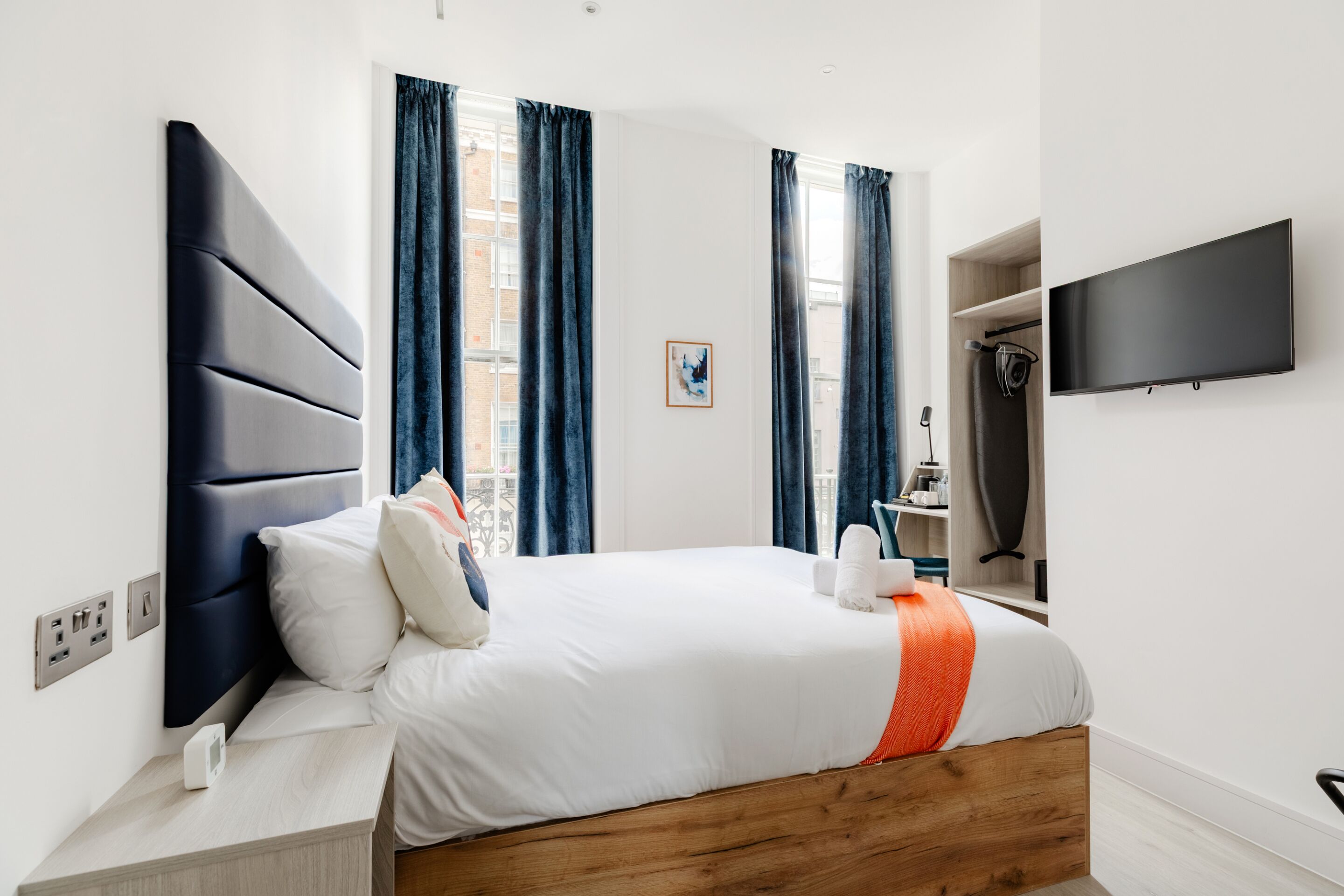 خزنة داخل الغرفة وستائر تعتيم ومكواة/لوح كي وواي فاي مجانًا