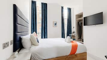 Superior Double Room, Ensuite | In-room safe, blackout drapes, iron/ironing board, free WiFi