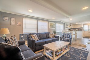 Living area - 2 BR@Peachtree, Walk2Sand + Sit by Water (Ocean City)