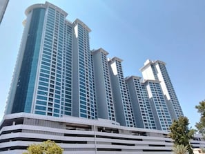 Exterior - Two-bedroom hotel apartment with a living room and a sea view, VIP (Ajman)