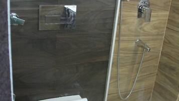 Shower, rainfall showerhead, free toiletries, bathrobes