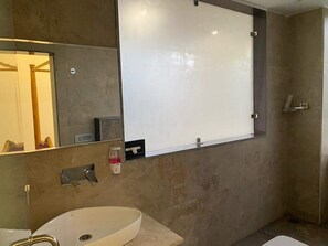 Presidential Suite | Bathroom | Shower, rainfall showerhead, free toiletries, bathrobes - Hotel Daffodils Inn (Dehradun)