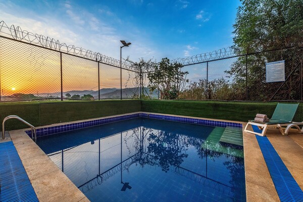 Cosmicstays Luxe Oasis Pool & Bar Villa - Lonavla