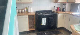 Spacious 3-Bedroom Home, free parking and garden!