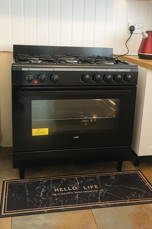 Microondas, horno, parrilla de estufa y lavavajillas
