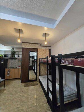 WiFi, bed sheets - Summers Cozy studio in delightful Digos City with AC (Digos City)
