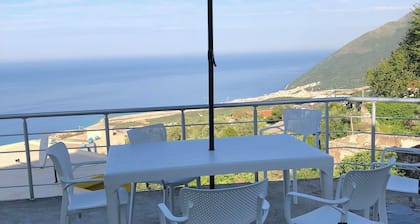 Ideal location for trekking, house with sea and mountains view, 3km from beach
