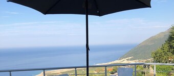 Ideal location for trekking, house with sea and mountains view, 3km from beach