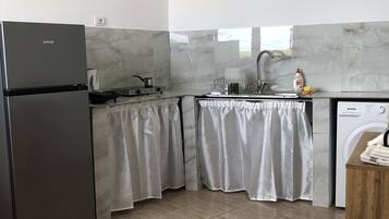 Réfrigérateur, bouilloire électrique, grille-pain