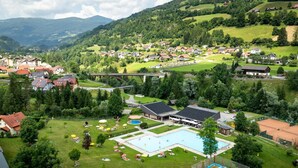 A residential area with a swimming pool, tennis courts, and a bridge connecting different parts of the village. - Apartment in Kreischberg Near Ski Resort (Sankt Georgen am Kreischberg)