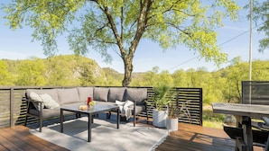 Chalet rustique, 3 chambres, balcon, vue sur le jardin | Restauration en plein air