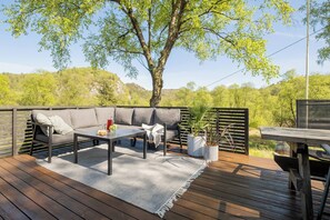 Chalet rustique, 3 chambres, balcon, vue sur le jardin | Restauration en plein air