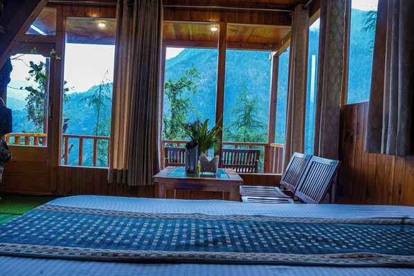 Casa de árbol clásica, vista a la montaña | Sábanas de algodón egipcio y ropa de cama de alta calidad 