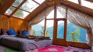 Rumah Pohon, pemandangan gunung | Seprai katun Mesir, seprai premium, dan bantalan ekstra lembut