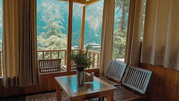 Casa na árvore clássico, vista para a montanha | Opções para refeição no quarto