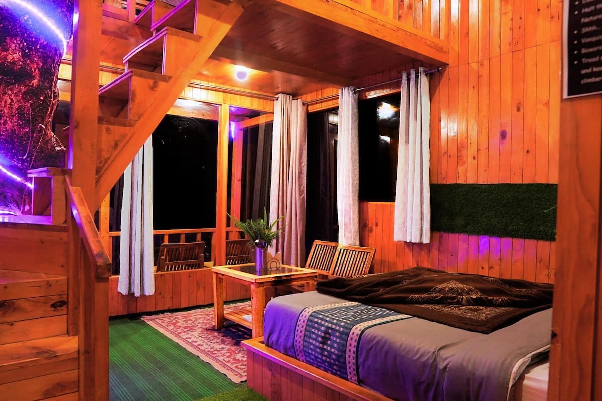 Classic Tree House, Mountain View | Egyptian cotton sheets, premium bedding, pillowtop beds