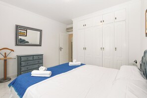 4 bedrooms, iron/ironing board, WiFi, bed sheets