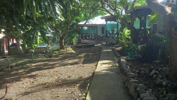 A pathway leading to a building surrounded by trees and greenery. - Room-outback Retreat Hotel, Ba Fiji (Ba)
