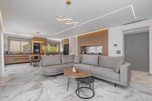 Smart TV - Arfna Grand Villa with Private Pool (Afantou)