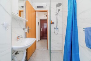 Dusch, hårtork, handdukar och tvål