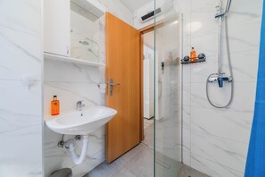Apartamento familiar, varias habitaciones (Rooftop Terrace Apartment) | Baño | Ducha, secador de pelo, toallas y jabón