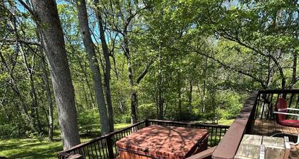 M'Hollow a cozy 2-bedroom cabin in serene Logan with AC, WiFi